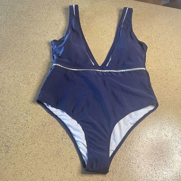 NEW Cupshe Navy blue one piece swimsuit with white embroidered trim sz M - Picture 2 of 8